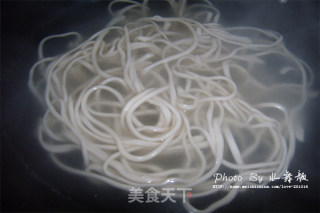 【葱油肉丝面】简单快捷又好吃！的做法步骤：4