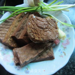 蒜香卤肉卤香干的做法步骤：1