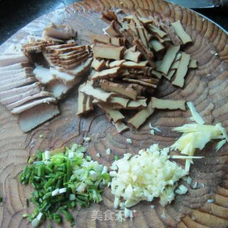 蒜香卤肉卤香干的做法步骤：2