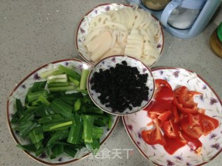 莲藕蒜苗爆炒回锅肉的做法步骤：1