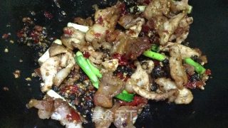 莲藕蒜苗爆炒回锅肉的做法步骤：8