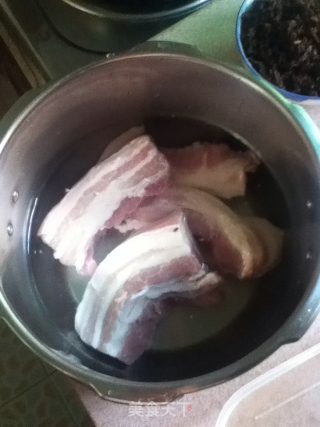 梅菜扣肉煲的做法步骤：2