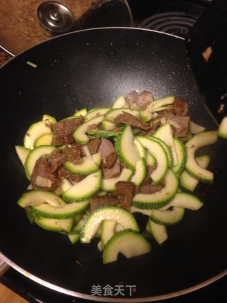 西葫芦炒牛肉的做法步骤：3