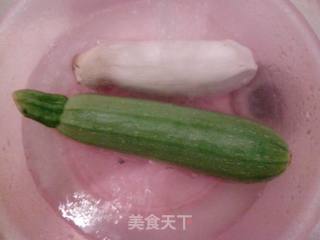 杏鲍菇炒西葫芦的做法步骤：1