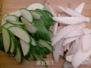 杏鲍菇炒西葫芦的做法步骤：2