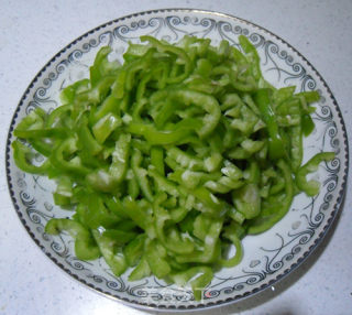辣椒炒鸡蛋的做法步骤：2