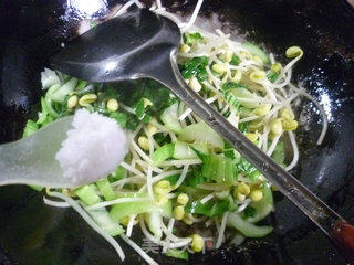 青菜炒黄豆芽的做法步骤：5
