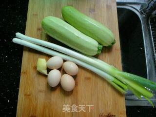 西葫芦鸡蛋水饺的做法步骤：1