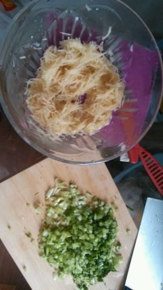 土豆芹菜饼的做法步骤：1