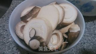 鲍汁蘑菇炆鸡的做法步骤：1