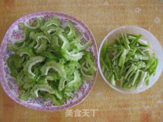 辣炒苦瓜的做法步骤：2