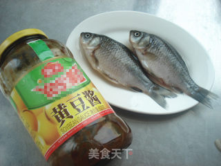 酱焖鲫鱼的做法步骤：1