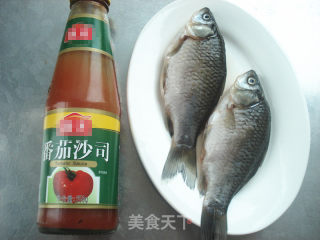 糖醋鲫鱼的做法步骤：1
