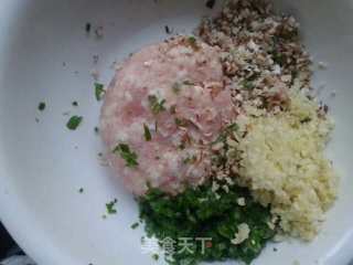 蒜香熏肉卷的做法步骤：1