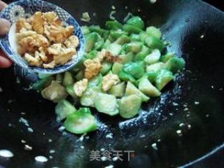 核桃炒丝瓜的做法步骤：8