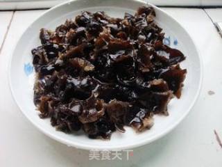 芹香木耳的做法步骤：1