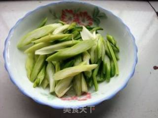 芹香木耳的做法步骤：2