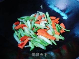 芹香木耳的做法步骤：5