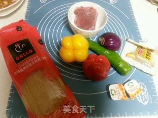黑椒牛柳炒意粉的做法步骤：1