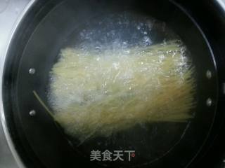 黑椒牛柳炒意粉的做法步骤：2