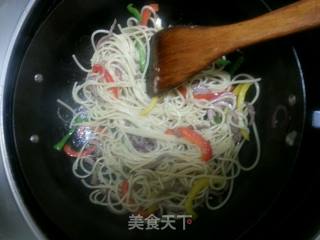 黑椒牛柳炒意粉的做法步骤：8