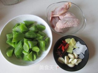 莴苣烧鸡翅的做法步骤：1