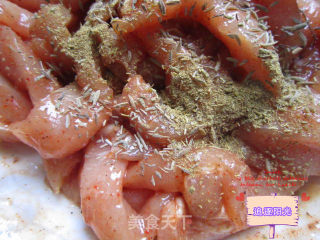 外酥里嫩的椒盐里脊的做法步骤：3