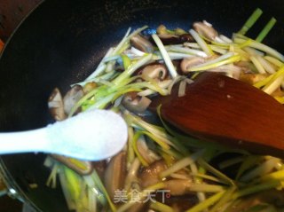 韭黄鲜蘑菇炒肉片的做法步骤：10