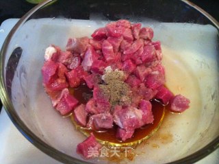 黑椒牛肉粒炒黄瓜丁的做法步骤：1