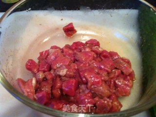 黑椒牛肉粒炒黄瓜丁的做法步骤：2