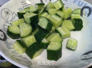 黑椒牛肉粒炒黄瓜丁的做法步骤：3