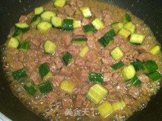 黑椒牛肉粒炒黄瓜丁的做法步骤：8