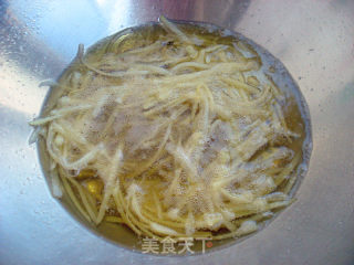 糖醋炸土豆丝的做法步骤：3