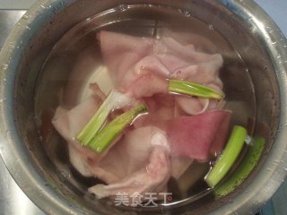 尖椒炒肉皮的做法步骤：1