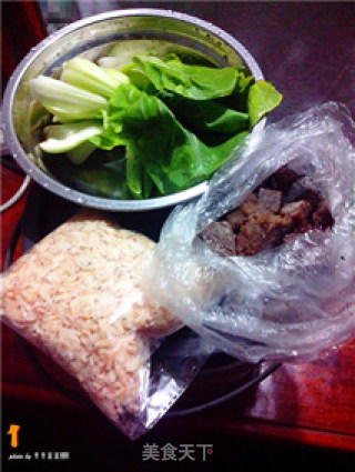 青菜虾皮酥肉汤的做法步骤：1