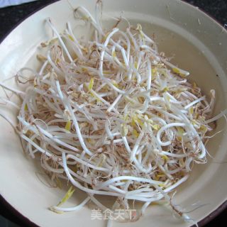 咸辣绿豆芽的做法步骤：1