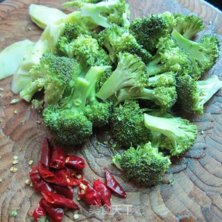 油焖西兰花的做法步骤：1