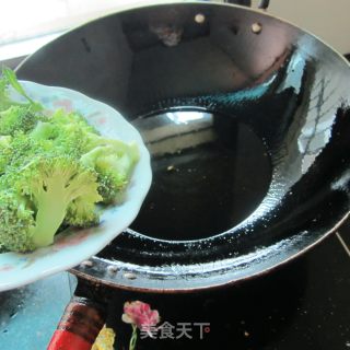 油焖西兰花的做法步骤：2