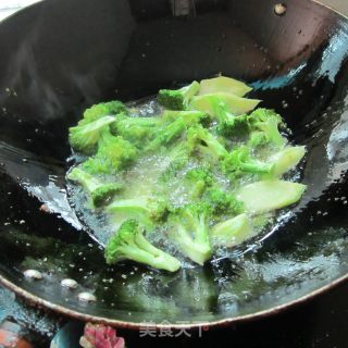 油焖西兰花的做法步骤：3