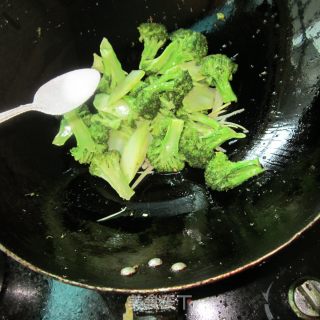 油焖西兰花的做法步骤：6