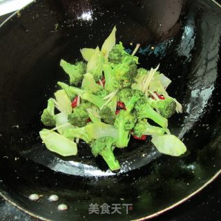油焖西兰花的做法步骤：7