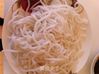 私家酸辣土豆粉的做法步骤：1