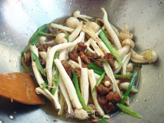 肉炒海鲜菇的做法步骤：5