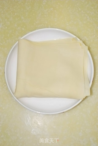 简单快手小菜------紫甘蓝拌豆腐皮的做法步骤：1
