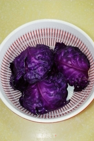 简单快手小菜------紫甘蓝拌豆腐皮的做法步骤：3