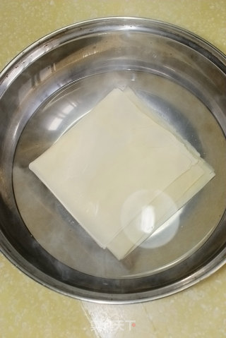 简单快手小菜------紫甘蓝拌豆腐皮的做法步骤：4