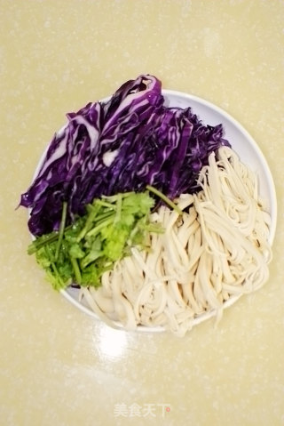 简单快手小菜------紫甘蓝拌豆腐皮的做法步骤：5