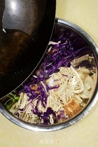 简单快手小菜------紫甘蓝拌豆腐皮的做法步骤：6