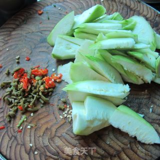 咸豆角炒丝瓜的做法步骤：1