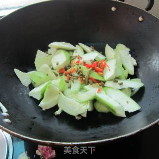咸豆角炒丝瓜的做法步骤：2